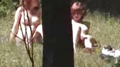 Una chica videos gratis de españolas maduras entre dos chicos