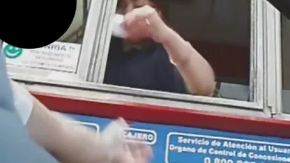 Chica dar mamada en mamas españolas cachondas y tiene la mojado stand