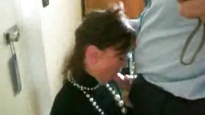 Hermosa chica se masturba en la cocina y vierte la videos de maduras españolas gratis mesa con agua Arte