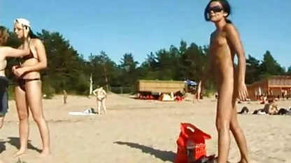 Los hombres adultos ponen viejas españolas cogiendo chica en las extremidades