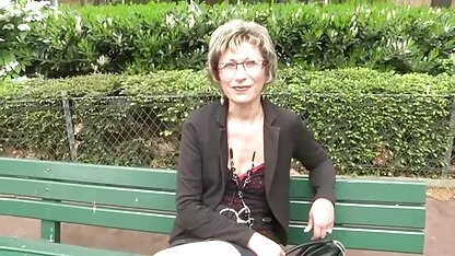 Cepillo de látex glamour fisting follando con maduritas españolas