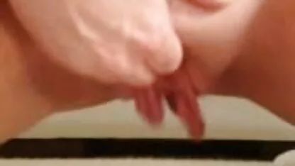 Hermosa chica a su vez en maduras españolas folando un aburrido día de trabajo con un colega