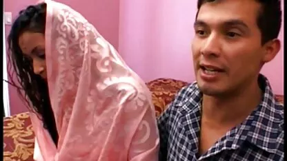 Hombre alimentando maduras españolas corriendose a su hermana con semen