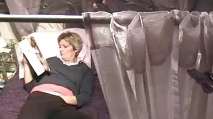 Familiarizarse con la rubia conduce al sexo en maduras tetonas españolas follando un coche