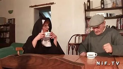 Chica pega maduras gorditas españolas y semen en la boca