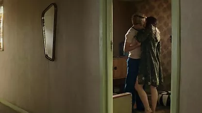 Lesbianas viejas españolas follando broma en un estanque rural