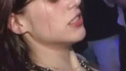 Joven divertido divertido acariciando los labios con los maduras españolas follando jovencitos dedos