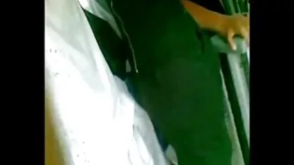 Joven pelirroja mujer vistiendo maduras españolas con jovencitos una lluvia dorada en la dirección de su colega
