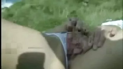 Bronceada chica viejas españolas folladoras persuadió a un amigo para apretar su vagina
