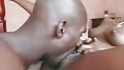 Dos hombres golpeó viejas españolas follando duro a una chica fresca en todos los agujeros